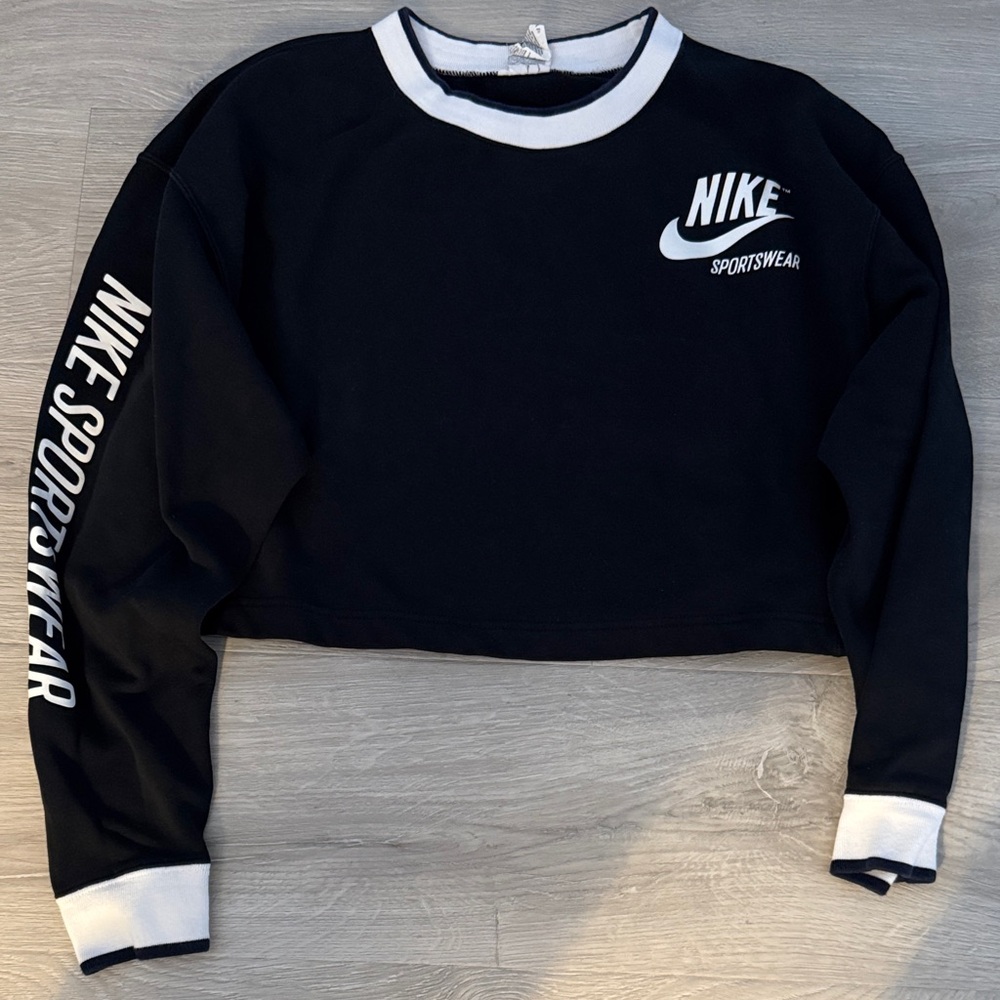Nike Women's Black and White Sportswear Crop Sweatshirt (Reversible)